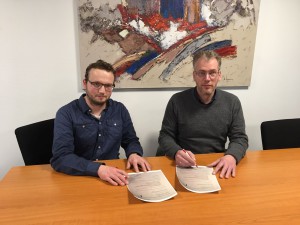 Bedrijfsleider Alex Janssen en Alle Klaver (AJF) bij de ondertekening op het kantoor van Man&Mach in Drachten.