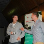 Wiebe wordt bedankt voor zijn inzet in de financiele commissie door Jelle